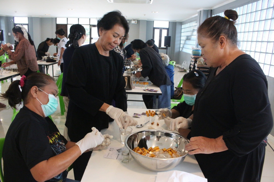 จัดกิจกรรมอบรมการทำยาดมสมุนไพร  และพิมเสนน้ำเพื่อสุขภาพ