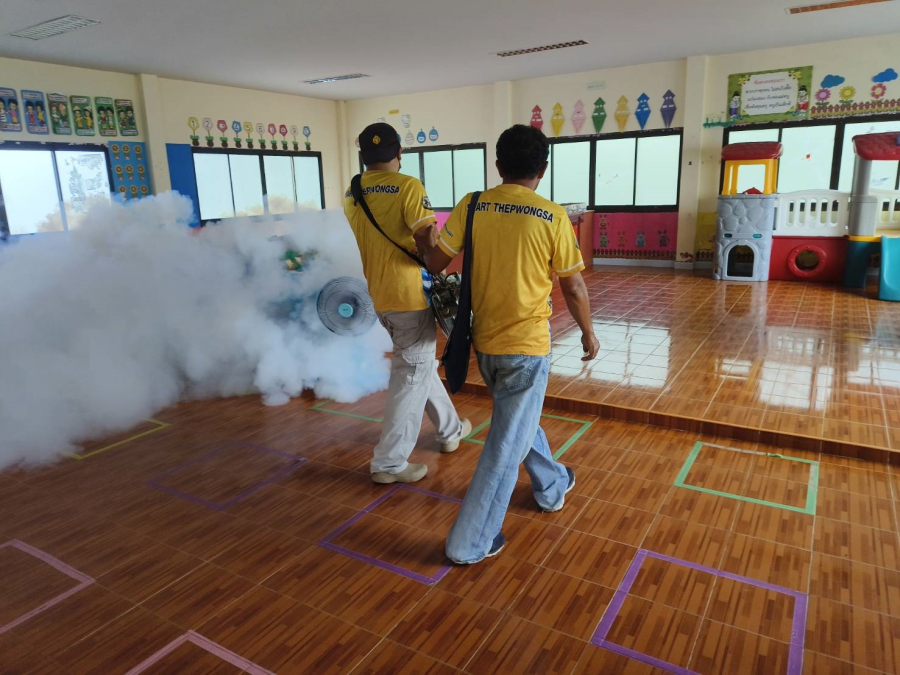 งานบริหารสาธารณสุขและสิ่งแวดล้อม ฝ่ายอำนวยการ สำนักปลัด เทศบาลเมืองเทพวงศา ดำเนินการตามแผนปฏิบัติงาน ภายใต้ “โครงการป้องกันและควบคุมโรคที่เกิดจากยุงลาย”